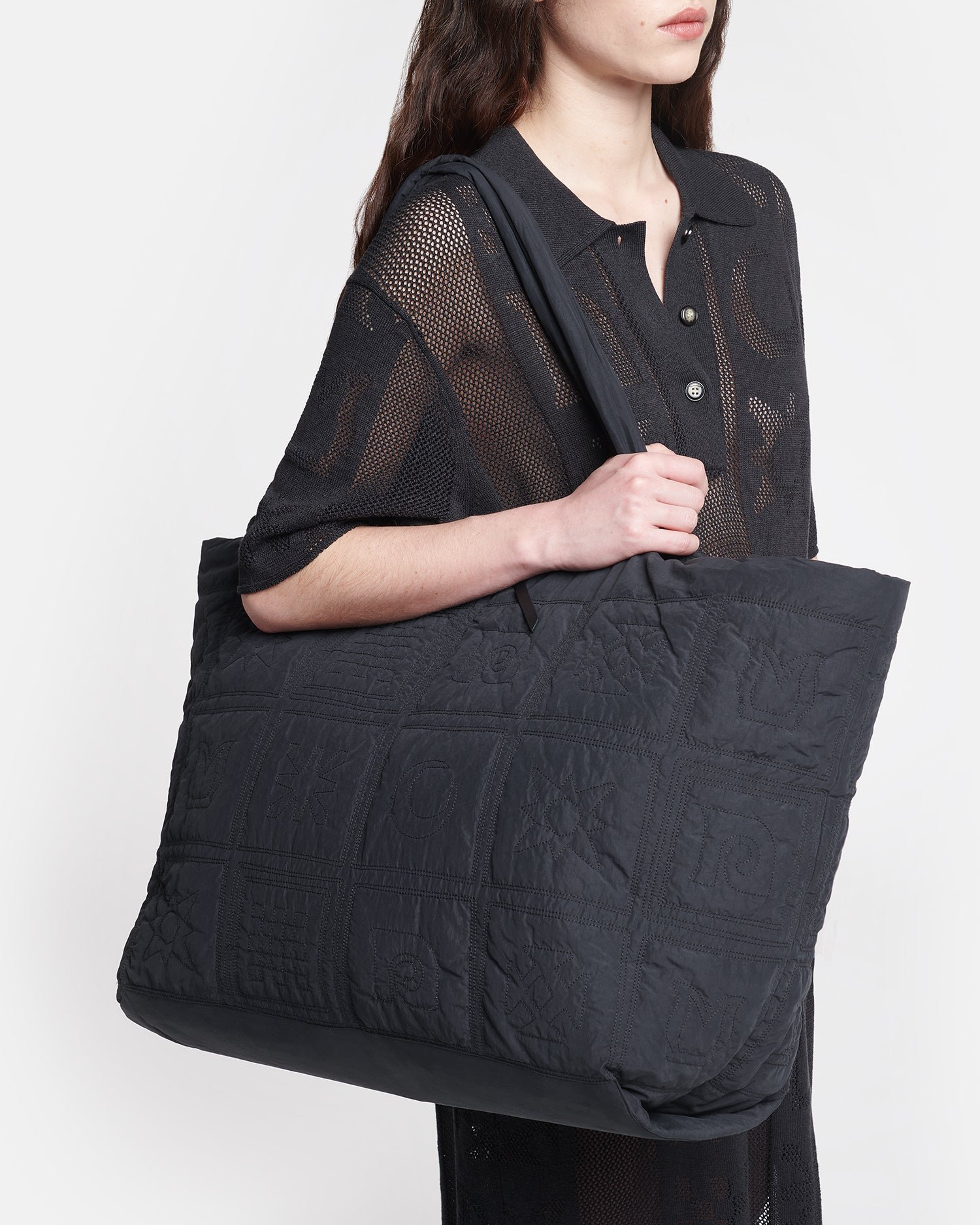NU24FWBT12451_SOFT-TOTE_BLACK_QUILTED-TECH-POPLIN_1_1.jpg