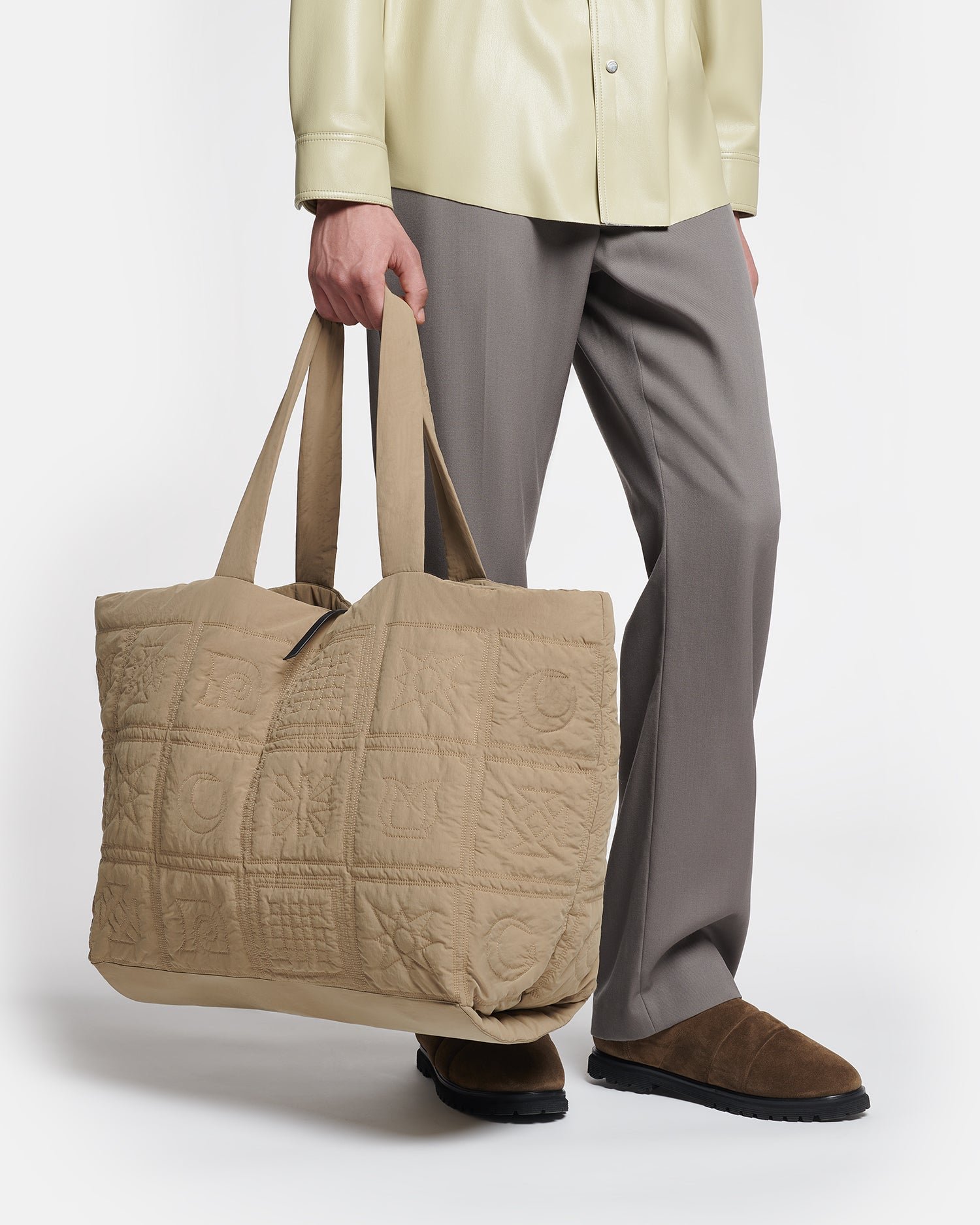 NU24FWBT12565_SOFT-TOTE_MUTED-KHAKI_QUILTED-TECH-POPLIN_1.jpg