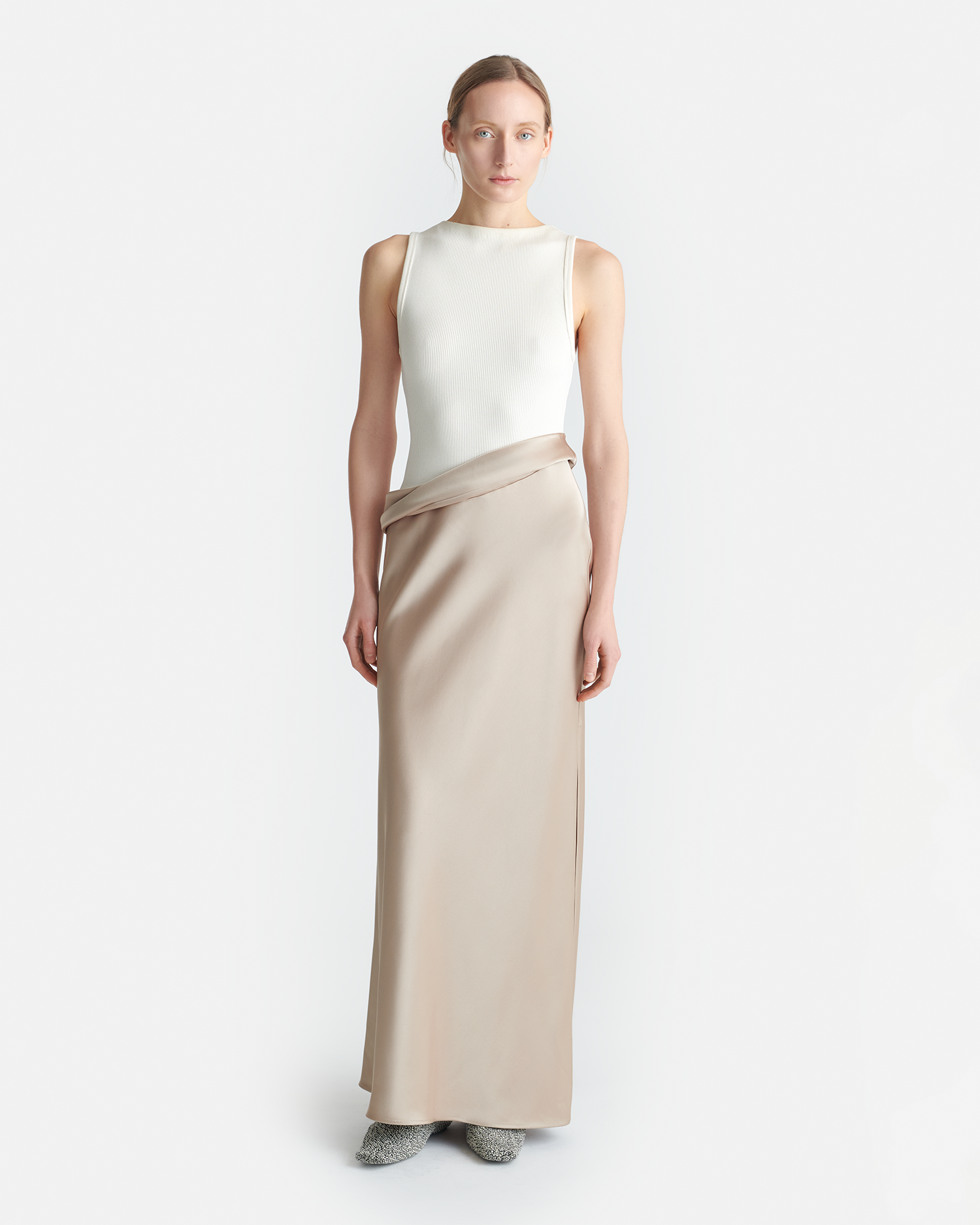 NW25SSDR21175COBEE_DUNE-CREME_SLIPSATIN-RIBJERSEY-1.png