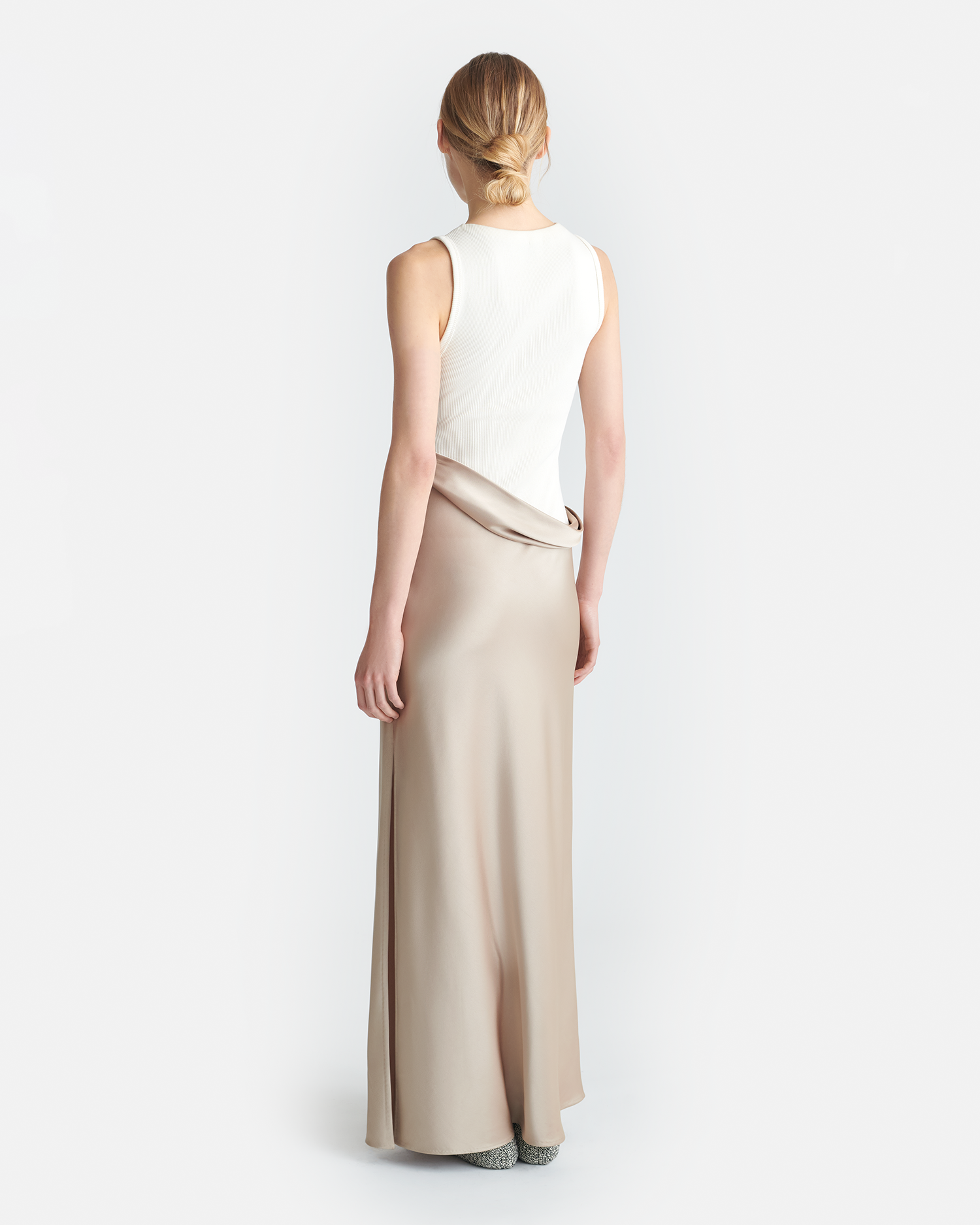 NW25SSDR21175COBEE_DUNE-CREME_SLIPSATIN-RIBJERSEY-2.png